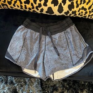 Hotty hot shorts size 4 unique pattern black and white